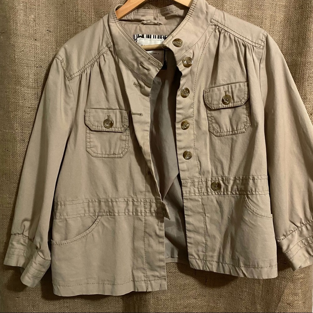 Old Navy khaki jacket🧥is perfect for any weather. A touch of stretch 4 comfort